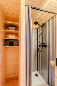 baño con ducha en una cabaña de madera en Tiny-House bei Berlin, en Rüdersdorf
