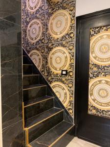 una escalera junto a una puerta con una pared de azulejos en bristol palace en Rodigo
