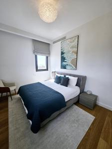 une chambre avec un grand lit avec une couverture bleue dans l'établissement Heritage Paphos, luxury duplex apartment with private pool, à Paphos 33 autres photos