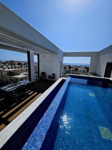 une piscine sur le toit d'un immeuble dans l'établissement Heritage Paphos, luxury duplex apartment with private pool, à Paphos