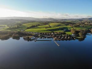 una vista aérea de un campo de golf junto a un lago en Tullybay Holiday Lodges, en Enniskillen