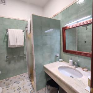 La salle de bains est pourvue d'un lavabo et d'une douche. dans l'établissement Il Barbacane, à Bacoli