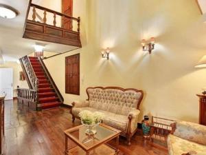 - un salon avec un canapé et une table dans l'établissement Holiday Home in San Crist bal de la Laguna, à La Laguna