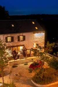 una grande casa con cortile di notte di Tailor's Trail gîte d'adventure Beaufort Mullerthal a Beaufort
