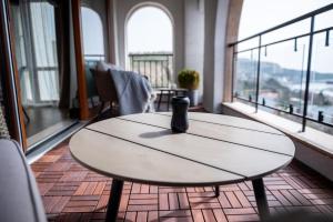 una tabla de surf sobre una mesa en un balcón en Queen's Palace Balchik apartment en Balchik