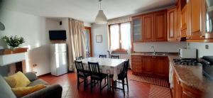 Una cocina con una mesa y sillas en una habitación. en [TERME] CASA IN STILE CLASSICO IN TOSCANA CON TERRAZZO, en Montecatini Terme