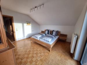 een slaapkamer met een bed met kussens erop bij Ferienwohnung-Felisa in Peterswörth