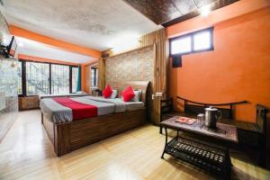 ein Schlafzimmer mit einem Bett mit roten Kissen darauf in der Unterkunft Goroomgo Long View Retreat Nainital in Nainital