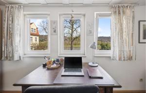 Μια τηλεόραση ή/και κέντρο ψυχαγωγίας στο 5 Bedroom Pet Friendly Home In Dresden