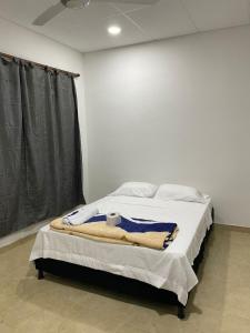 ein Schlafzimmer mit einem Bett mit einer Decke darauf in der Unterkunft Casa Emma in Rivera