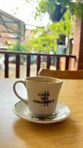 Casa Emma في ريفيرا: وجود كوب قهوة على صحن على طاولة