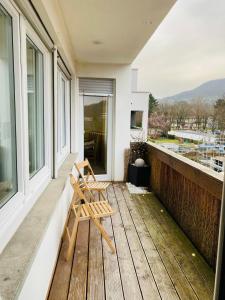 een houten stoel op een veranda met uitzicht bij Apartamente Pfullingen in Pfullingen