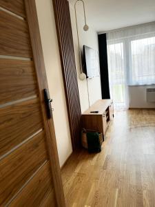 um quarto com uma porta de madeira e uma secretária em Apartament na Orkana em Rabka-Zdroj