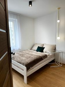 um quarto com uma cama e uma mesa de vidro em Apartament na Orkana em Rabka-Zdroj