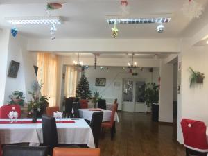 Restaurace v ubytování Pensiunea Cabana Veverita Valea Doftanei