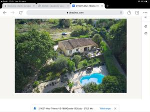 een luchtzicht op een huis met een zwembad bij Villa Vence in Vence