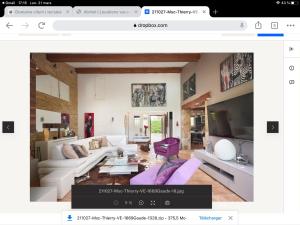 uma sala de estar com mobiliário branco e toques roxos em Villa Vence em Vence