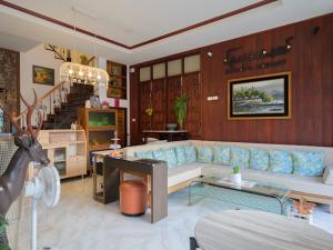 uma sala de estar com um sofá e uma mesa em โมเมนต์ แอ๊ท ริมโขง em Chiang Khan