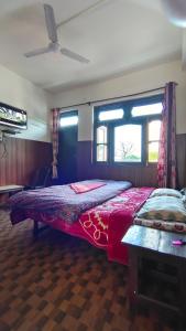 Postel nebo postele na pokoji v ubytování Puri Home Stay Bir Billing