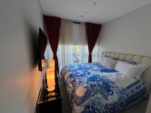 Luxury accommodation في سيدني: غرفة نوم بسرير ونافذة مع ستائر