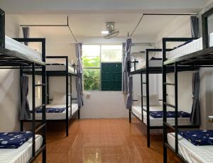 Cette chambre comprend 4 lits superposés et une fenêtre. dans l'établissement Vang Vieng Lily Guesthouse, à Vang Vieng