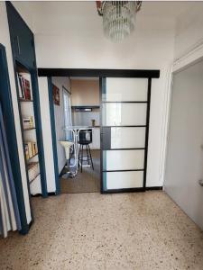 Cette chambre comprend un réfrigérateur et une cuisine avec une table. dans l'établissement Apartment With Balcony In The City Of Avignon, à Avignon