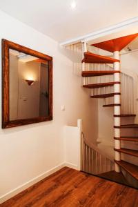 un escalier avec un miroir sur le mur dans l'établissement Maison Antoinette Paris - MaisonNomadeChic, à Paris