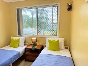 2 camas en una habitación con ventana en Folk-style Waterford 3 bdr-house, en Kingston