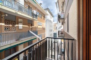 un vicolo tra due edifici con balconi di Starhost - GOLDEN SUITE a Salerno
