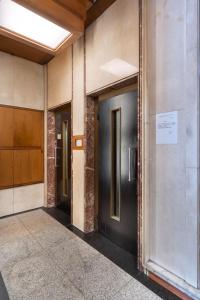un couloir d'un immeuble de bureaux avec deux portes dans l'établissement Starhost - GOLDEN SUITE, à Salerne