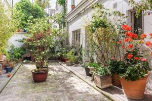パリにあるMaison Antoinette Paris - MaisonNomadeChicの鉢植えの中庭