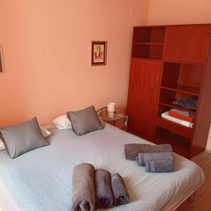 Un dormitorio con una cama con toallas. en Apartment Matea Zlatni Potok, en Dubrovnik 24 fotos más