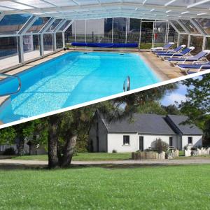 een groot zwembad met stoelen en een huis bij Studios - Location de vacances Le Trécelin in Plévenon