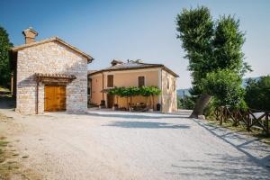 an external view of a house with a driveway at Casetta in Pietra in Acqualagna