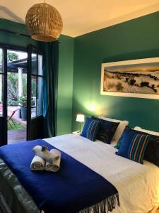 グジャン・メストラにあるChambres d'hôte Ô Bois Plageの青と緑の壁の大型ベッド付きのベッドルーム1室
