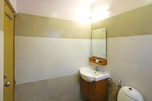 ein Bad mit einem Waschbecken und einem Spiegel in der Unterkunft Hotel King Plaza in Neu-Delhi
