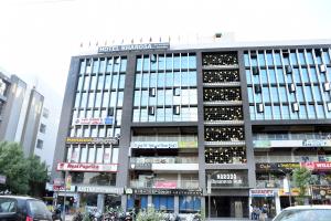 un grand bâtiment avec beaucoup d'horloges dans l'établissement Hotel Bharosa inn Naroda, à Ahmedabad