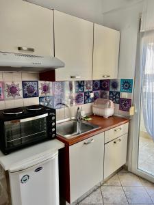 a kitchen with a sink and a microwave at City lux apartment 1 in Serres