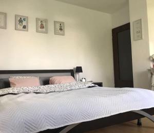 Cama o camas de una habitación en Little Sicily Seafront Apartment