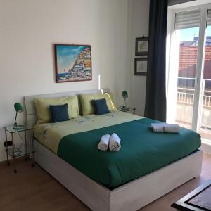 um quarto com uma cama grande e 2 almofadas em LGM Charming Apartment em Nápoles