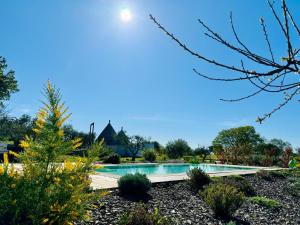 una piscina en el jardín de una casa en DIMORA RITUNNO, en Locorotondo