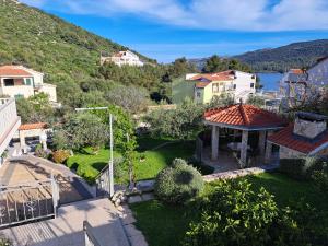 vistas a una pequeña ciudad con jardín en Apartments Kaskada, en Marina