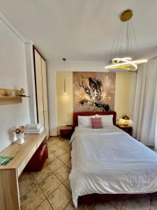- une chambre avec un lit et une peinture murale dans l'établissement City lux apartment 1, à Serres