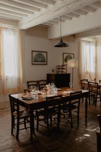 a dining room with a wooden table and chairs at Agriturismo Il Rigo in San Quirico dʼOrcia