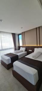 特勒贡Vincaza villa的有两张床和两扇窗户的酒店房间 更多6张照片