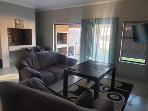 uma sala de estar com um sofá e uma mesa em Saldeseas em Strandfontein