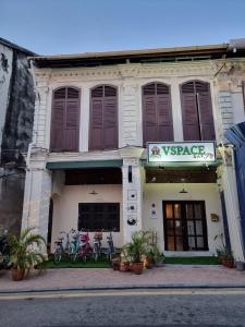 een gebouw met fietsen voor het gebouw bij V Space CAPSULE CAFE MELAKA in Melaka