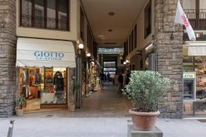 um centro comercial com um cartaz para uma loja de roupas em Giordano Luxury Home em Florença