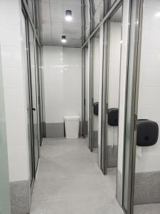 上海的住宿－微流(上海人民广场静安大悦城店)，走廊上的浴室设有卫生间