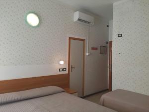 Postel nebo postele na pokoji v ubytování Pensione TOSCA B&B Cattolica